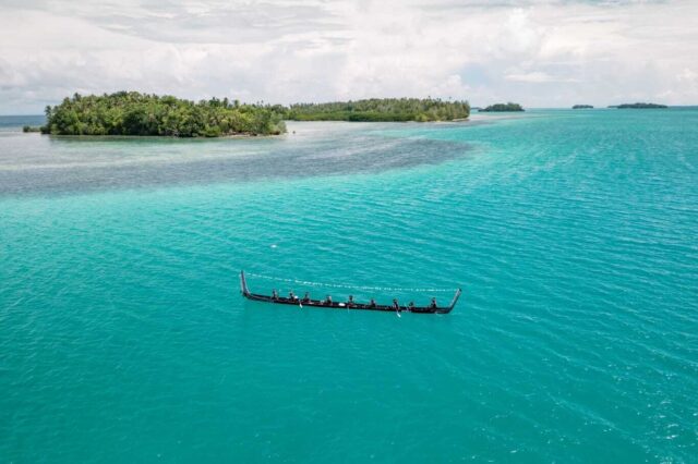 Western Men from Bebea Village paddling the Tomoko tradition canoe Bebea Village Roviana